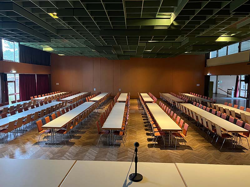 großer Saal mit offenem Foyer